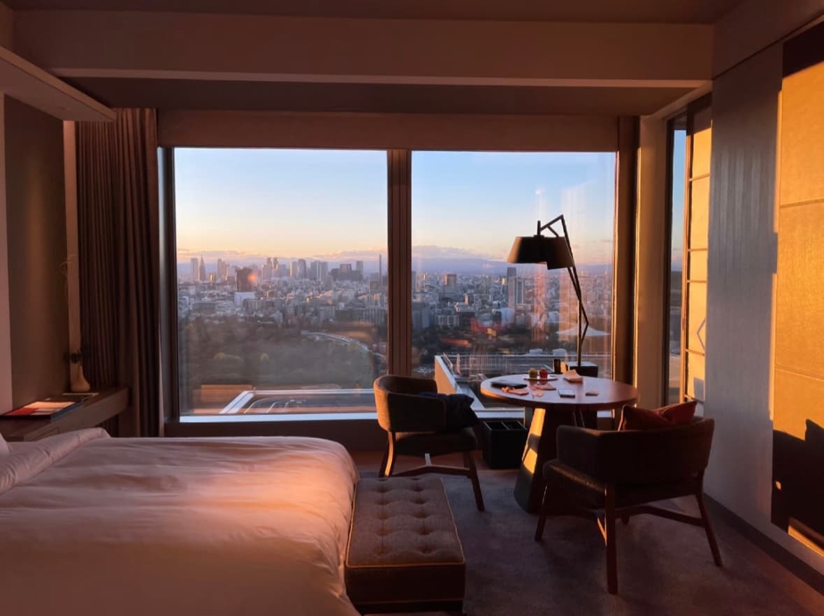 Guest room at Four Seasons Hotel Tokyo at Otemachi with a sunset view over the city